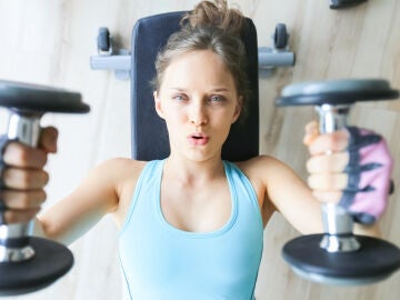 Mujer entrenando con pesas