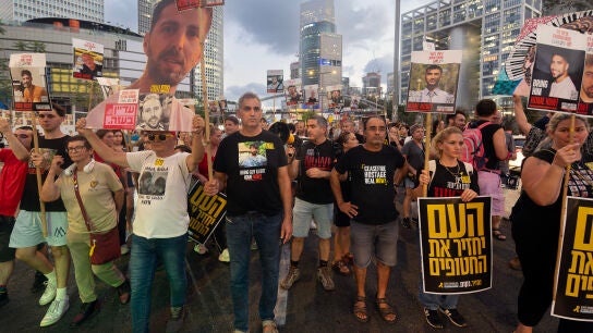 06 August 2025, Israel, Tel Aviv: Families and supporters of Israeli hostages in Hammas captivity along with former hostages Yocheved Lifshitz and Ohad Ben Ami hold banners and placards during a march demanding the release of the hostages and an end to the war. Photo: Yael Guisky Abas/SOPA Images via ZUMA Press Wire/dpa Yael Guisky Abas/SOPA Images via / DPA 06/08/2025 ONLY FOR USE IN SPAIN