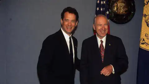 Tom Hanks y Jim Lovell Tom Hanks y Jim Lovell