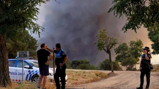 Miembros de la Policía Local durante el incendio en las proximidades de Las Navas del Marqués Miembros de la Policía Local durante el incendio en las proximidades de Las Navas del Marqués