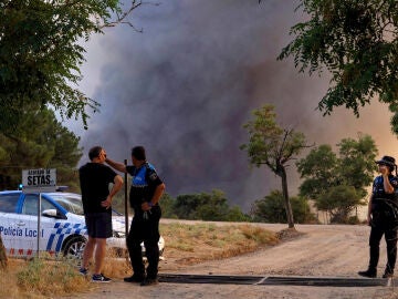 Miembros de la Policía Local durante el incendio en las proximidades de Las Navas del Marqués