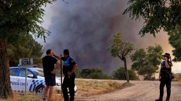 Miembros de la Policía Local durante el incendio en las proximidades de Las Navas del Marqués