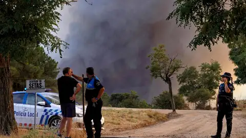 Miembros de la Policía Local durante el incendio en las proximidades de Las Navas del Marqués Miembros de la Policía Local durante el incendio en las proximidades de Las Navas del Marqués