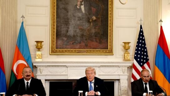 El presidente de Azerbaiy&aacute;n, Ilham Aliyev, el presidente de EE.UU., Donald Trump y el primer ministro de Armenia, Nikol Pashinyan en la Cas Blanca
