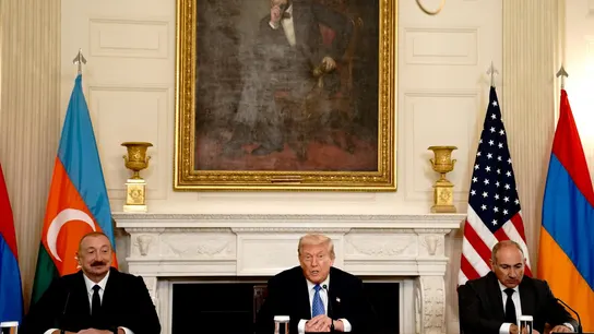 El presidente de Azerbaiyán, Ilham Aliyev, el presidente de EE.UU., Donald Trump y el primer ministro de Armenia, Nikol Pashinyan en la Cas Blanca El presidente de Azerbaiyán, Ilham Aliyev, el presidente de EE.UU., Donald Trump y el primer ministro de Armenia, Nikol Pashinyan en la Cas Blanca
