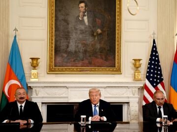 El presidente de Azerbaiyán, Ilham Aliyev, el presidente de EE.UU., Donald Trump y el primer ministro de Armenia, Nikol Pashinyan en la Cas Blanca