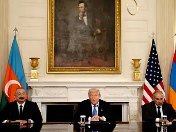 El presidente de Azerbaiyán, Ilham Aliyev, el presidente de EE.UU., Donald Trump y el primer ministro de Armenia, Nikol Pashinyan en la Cas Blanca El presidente de Azerbaiyán, Ilham Aliyev, el presidente de EE.UU., Donald Trump y el primer ministro de Armenia, Nikol Pashinyan en la Cas Blanca