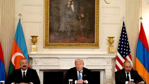 El presidente de Azerbaiyán, Ilham Aliyev, el presidente de EE.UU., Donald Trump y el primer ministro de Armenia, Nikol Pashinyan en la Cas Blanca El presidente de Azerbaiyán, Ilham Aliyev, el presidente de EE.UU., Donald Trump y el primer ministro de Armenia, Nikol Pashinyan en la Cas Blanca