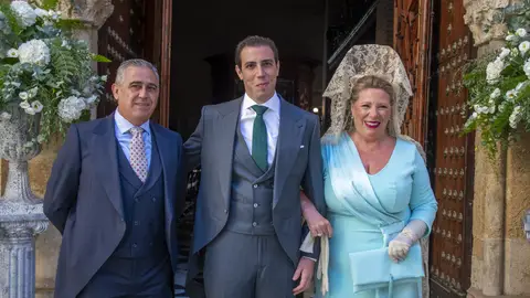 Maite Cadaval y Alberto Fernández en la boda de su hijo Koke Maite Cadaval y Alberto Fernández en la boda de su hijo Koke