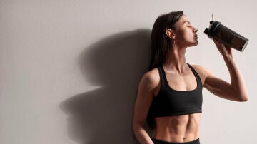 Mujer tomándose un batido de proteina