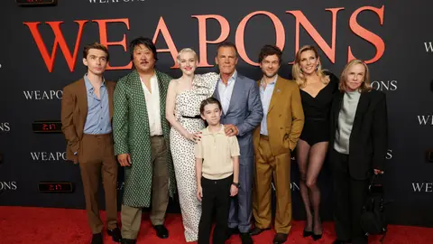 Austin Abrams, Benedict Wong, Julia Garner, Josh Brolin, Cary Christopher, Alden Ehrenreich, June Diane Raphael and Amy Madigan en la premiere de Weapons en Los Angeles Austin Abrams, Benedict Wong, Julia Garner, Josh Brolin, Cary Christopher, Alden Ehrenreich, June Diane Raphael and Amy Madigan en la premiere de Weapons en Los Angeles