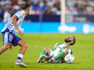 Isco Alarcón se duele tras la entrada de David Larrubia