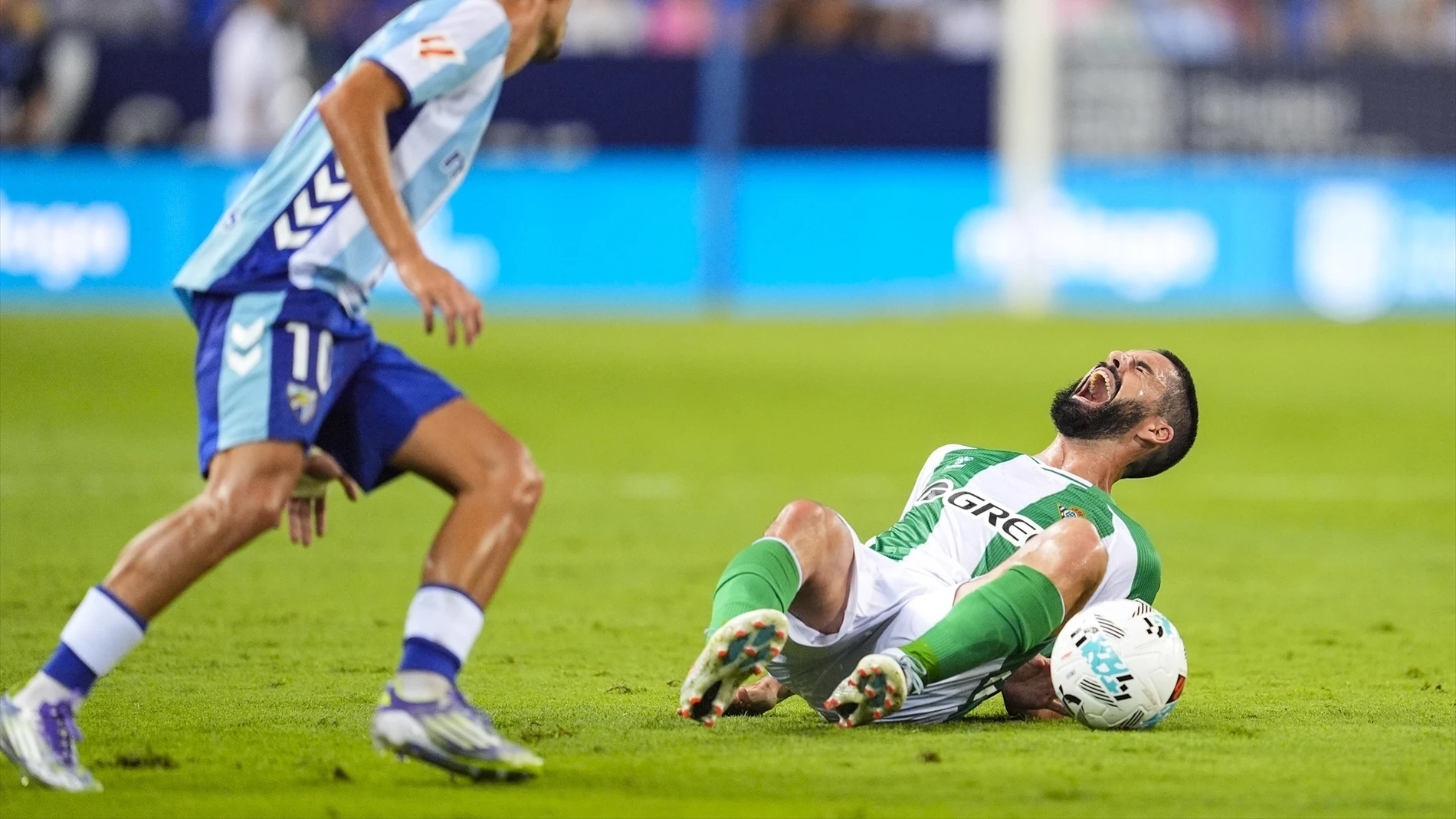 Isco Alarcón se duele tras la entrada de David Larrubia Isco Alarcón se duele tras la entrada de David Larrubia