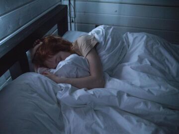 Imagen de una mujer durmiendo 