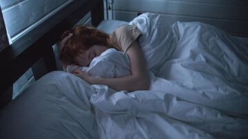 Imagen de una mujer durmiendo 