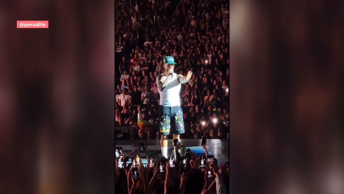 Maluma rega&ntilde;a a un fan en en concierto