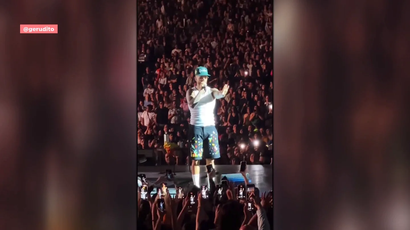 Maluma regaña a un fan en en concierto Maluma regaña a un fan en en concierto