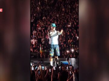Maluma regaña a un fan en en concierto