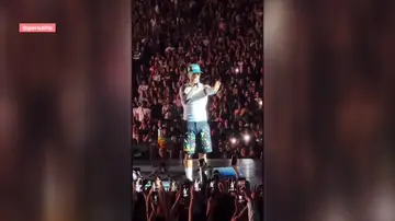 Maluma regaña a un fan en en concierto Maluma regaña a un fan en en concierto
