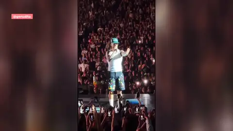Maluma regaña a un fan en en concierto Maluma regaña a un fan en en concierto