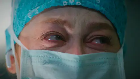 Milagro en quirófano: Bahar salva a Seren y a sus bebés prematuros bajo una presión extrema Milagro en quirófano: Bahar salva a Seren y a sus bebés prematuros bajo una presión extrema