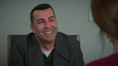 Tolga le enseña a Çağla su caja del pasado y abre la puerta a una nueva oportunidad entre ellos Tolga le enseña a Çağla su caja del pasado y abre la puerta a una nueva oportunidad entre ellos