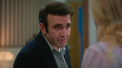 Timur reconoce a Leyla como su madre ante toda la familia y cierra por fin su herida del pasado Timur reconoce a Leyla como su madre ante toda la familia y cierra por fin su herida del pasado