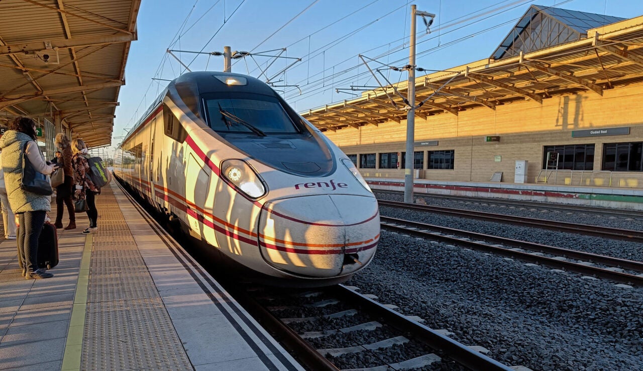 Imagen de archivo de usuarios de los trenes de Alta Velocidad