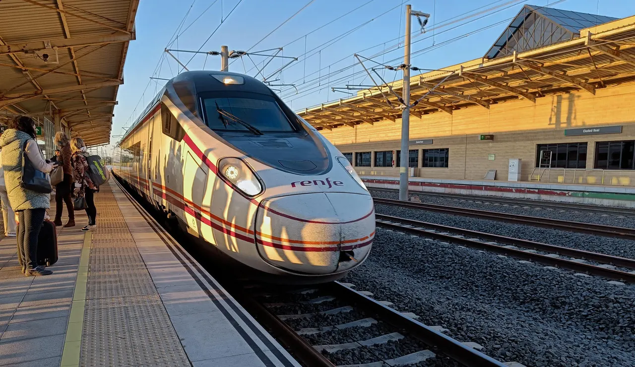 Imagen de archivo de usuarios de los trenes de Alta Velocidad