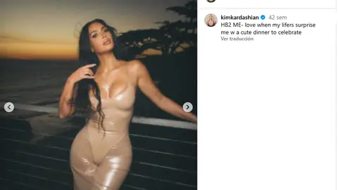 Kim Kardashian con un vestido de látex Kim Kardashian con un vestido de látex