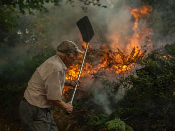 Un vecino de la aldea de Pareisás lucha contra en fuego