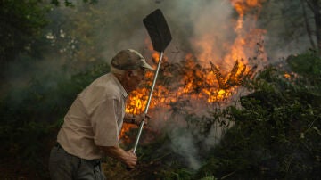 Un vecino de la aldea de Pareisás lucha contra en fuego
