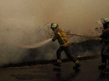 Bomberos luchas contra el fuego