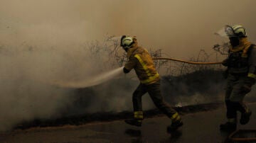 Bomberos luchas contra el fuego