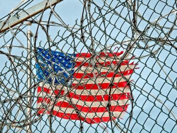 Una bandera de EEUU detr&aacute;s de la verja de una prisi&oacute;n