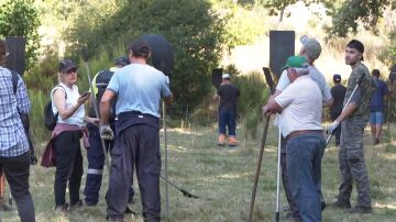 Vecinos combaten el fuego