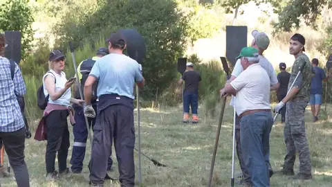 Vecinos combaten el fuego Vecinos combaten el fuego