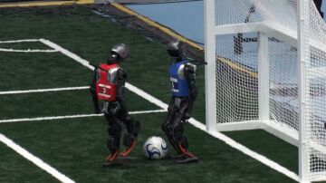 Los robots boxean, juegan al fútbol, corren y colapsan en los 'Juegos Robóticos' de China