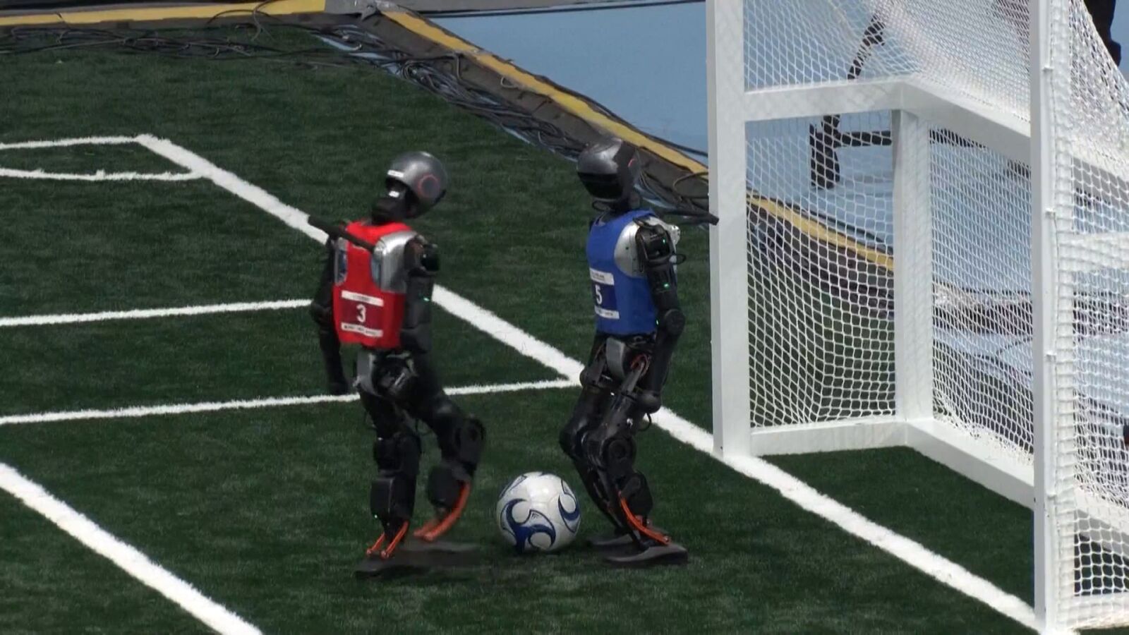Los robots boxean, juegan al fútbol, corren y colapsan en los 'Juegos Robóticos' de China