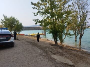 Agentes de la Guardia Civil en el pantano de Alloz, donde se ha producido el ahogamiento
