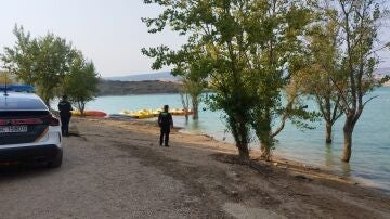 Agentes de la Guardia Civil en el pantano de Alloz, donde se ha producido el ahogamiento