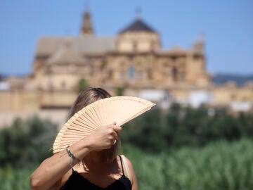 Mujer protegiéndose del calor en Córdoba 