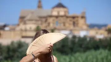 Mujer protegiéndose del calor en Córdoba Mujer protegiéndose del calor en Córdoba