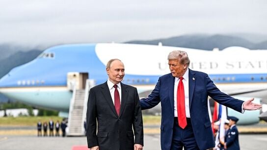 El presidente de Estados Unidos, Donald Trump (derecha), saluda al presidente de Rusia, Vladimir Putin, a su llegada a Alaska.