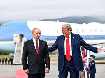 El presidente de Estados Unidos, Donald Trump (derecha), saluda al presidente de Rusia, Vladimir Putin, a su llegada a Alaska.