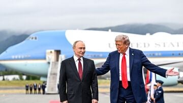 El presidente de Estados Unidos, Donald Trump (derecha), saluda al presidente de Rusia, Vladimir Putin, a su llegada a Alaska.