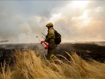 Un efectivo contra incendios trabaja en las tareas de extinción en León. Un efectivo contra incendios trabaja en las tareas de extinción en León.
