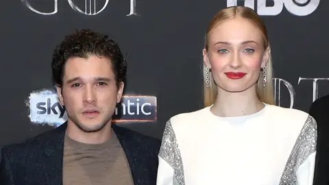 Kit Harington y Sophie Turner Kit Harington y Sophie Turner