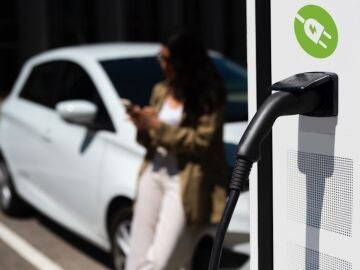El Gobierno alerta de una nueva estafa a través de códigos QR en las estaciones de recarga para vehículos eléctricos