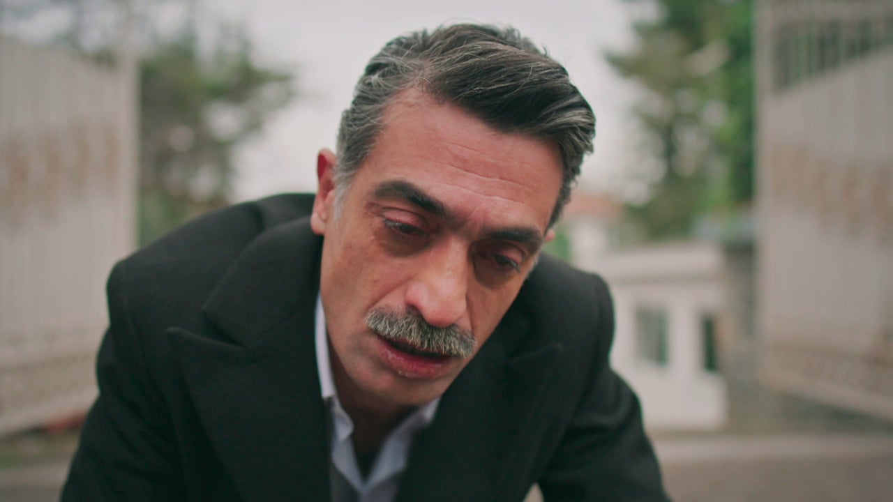 Kazim revive el trauma de su infancia tras ser echado a patadas de la mansión Korhan Kazim revive el trauma de su infancia tras ser echado a patadas de la mansión Korhan